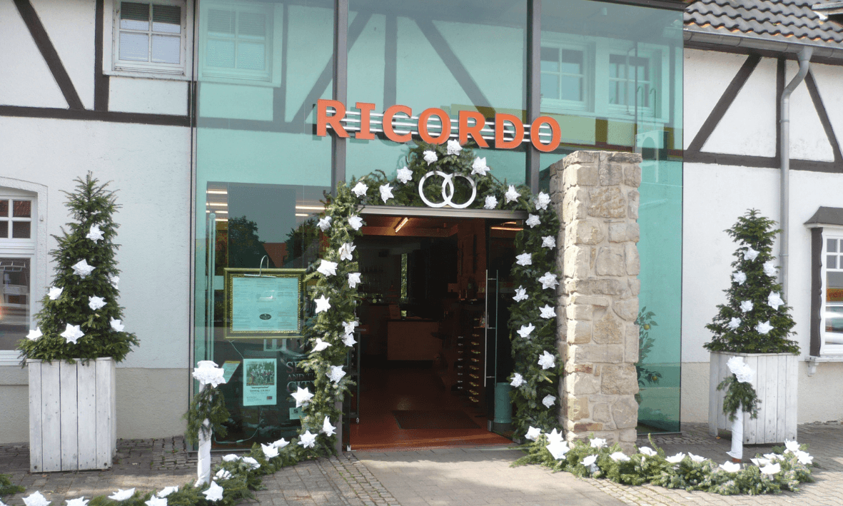 Romantisch dekorierter Eingang mit Rosen für eine perfekte Hochzeit bei Ricordo.